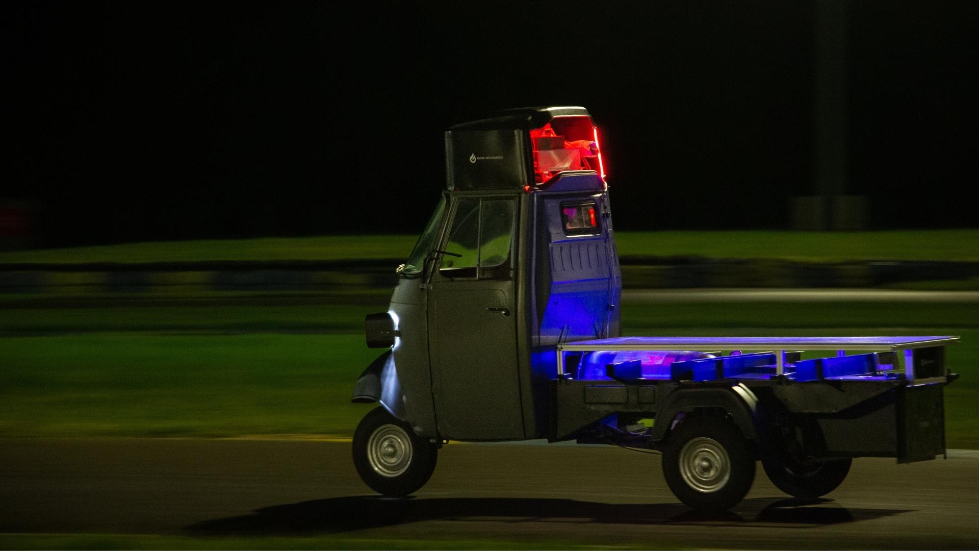 Record mondial : un Tuk-Tuk à hydrogène motorisé par Rage Mechanics parcourt 708 km aux 24 Heures du Mans.