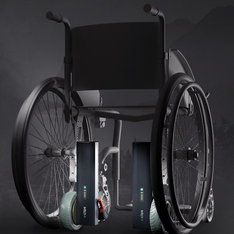Fauteuil roulant manuel équipé de la motorisation E-Clips d'Alpenia
