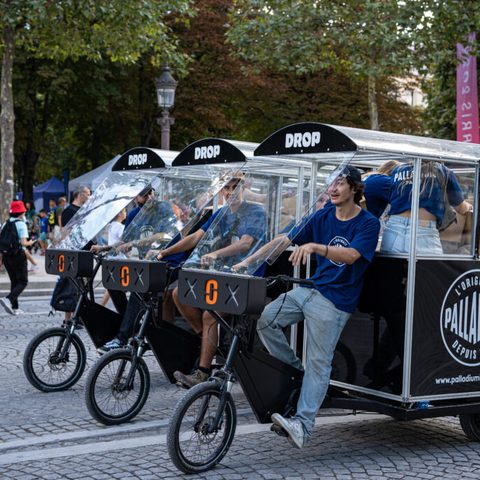 Vélos cargo Drop transportant des passagers