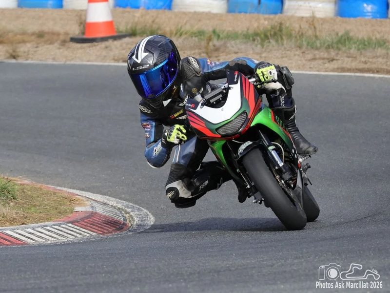 La FastBike Mini E à la corde d'un virage