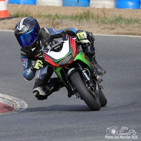 La FastBike Mini E, Mini GP électrique, en courbe sur circuit