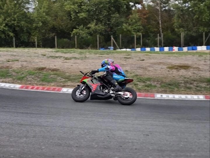 La FastBike Mini E en ligne droite sur circuit