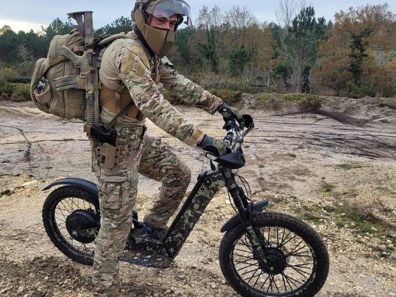 Un opérateur en tenue sur le Spectre