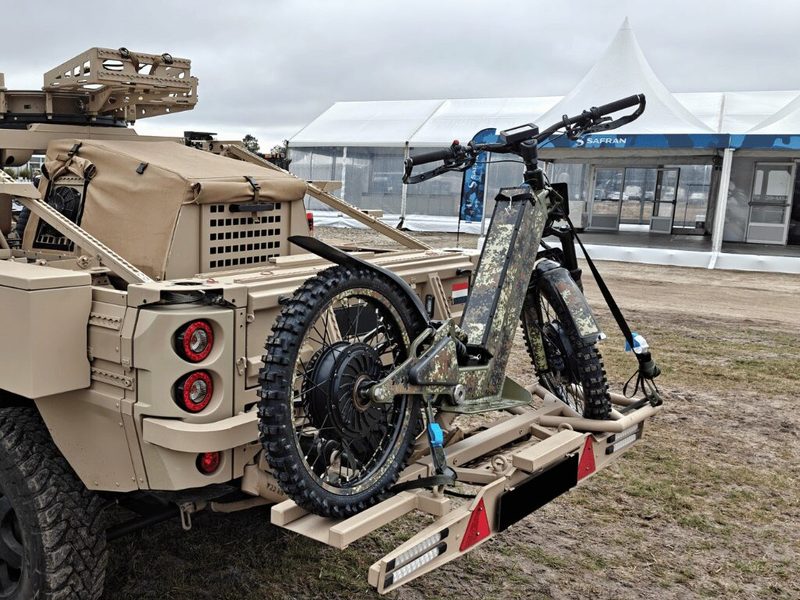 Le Spectre transportée à l'arrière d'un véhicule tactique