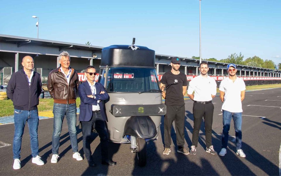 L'équipe et le Tuk-Tuk à hydrogène de Systemics sur le circuit du Mans