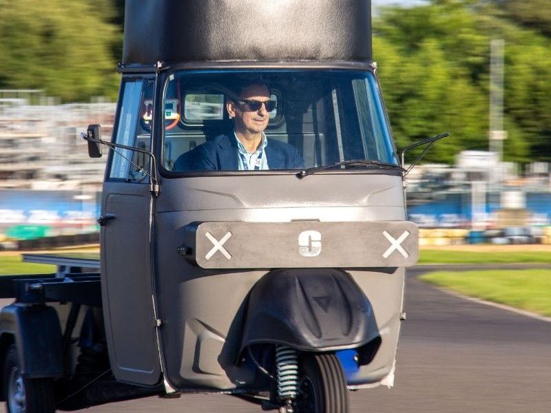 Le Tuk-Tuk de Systemics vu de face sur le circuit