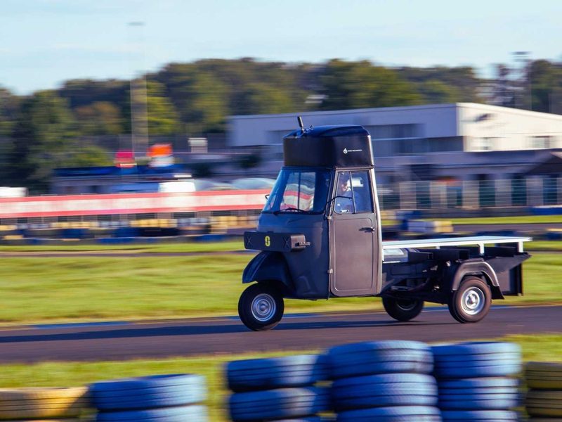 Le Tuk-Tuk de Systemics en piste de nuit pendant les 24 heures