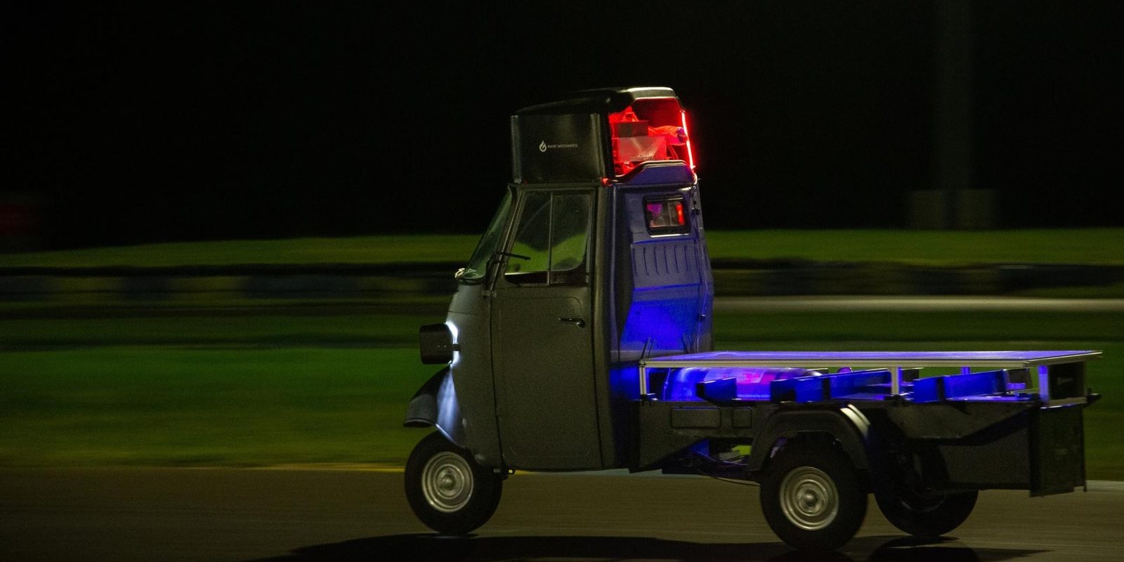 Le Tuk-Tuk hydrogène de Systemics en piste sur le circuit Alain Prost