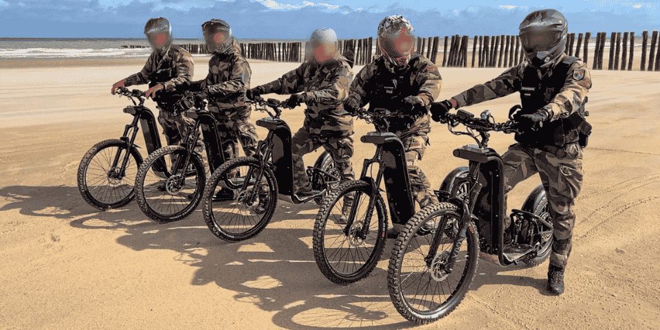Des militaires sur des trottinettes tout-terrain Zosh, sur une plage