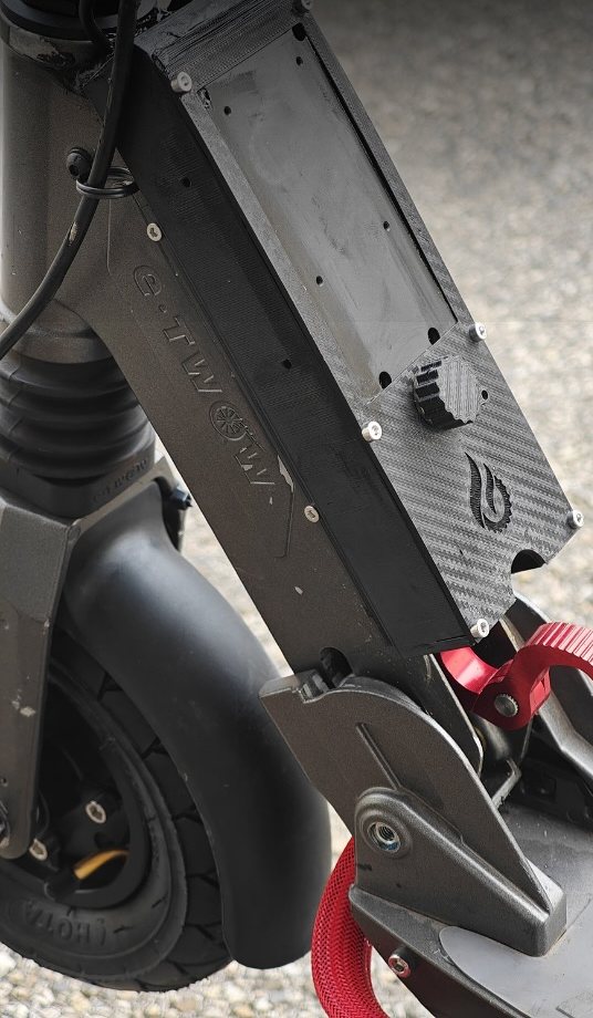 Batterie sous le deck de l’E-Twow GT, capot carbone