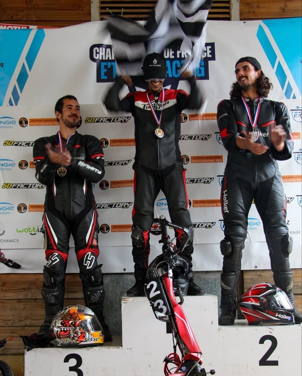 Malo Le Coz sur la plus haute marche du podium à Alès en 2024, la RM-X au pied du podium