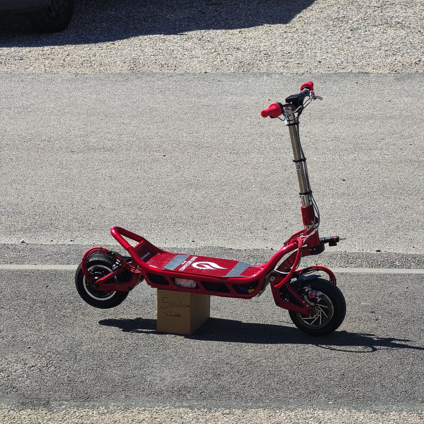 La SR-One, trottinette de course rouge préparée par Rage Mechanics