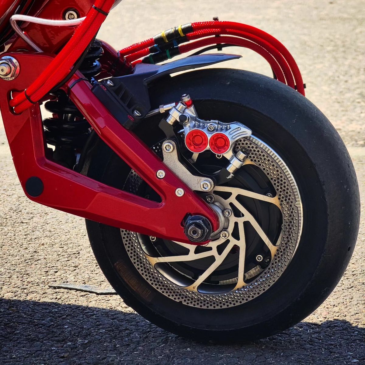 Roue avant de la SR-One : étrier Hope Tech4 V4 et disque Brakestuff