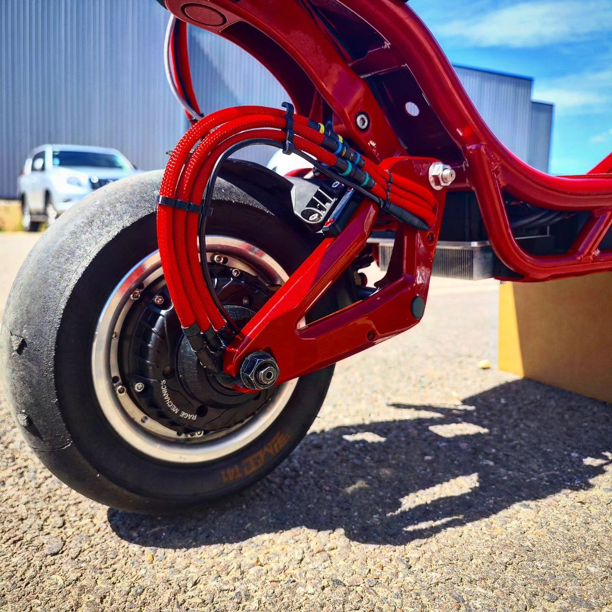 Durites aviation rouges et roue arrière de la SR-One