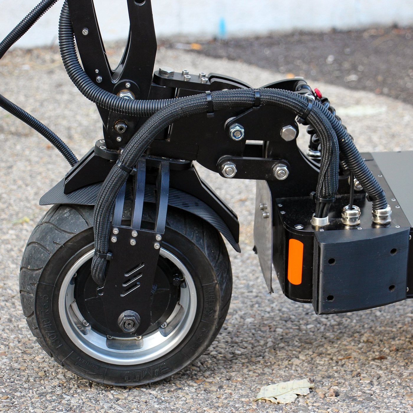Roue avant et câblage de la Weped GTS 2024