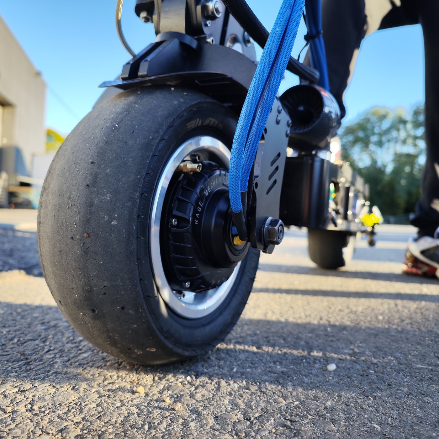 Voorwiel van de Weped GTS: slick-band en Rage Mechanics-velg
