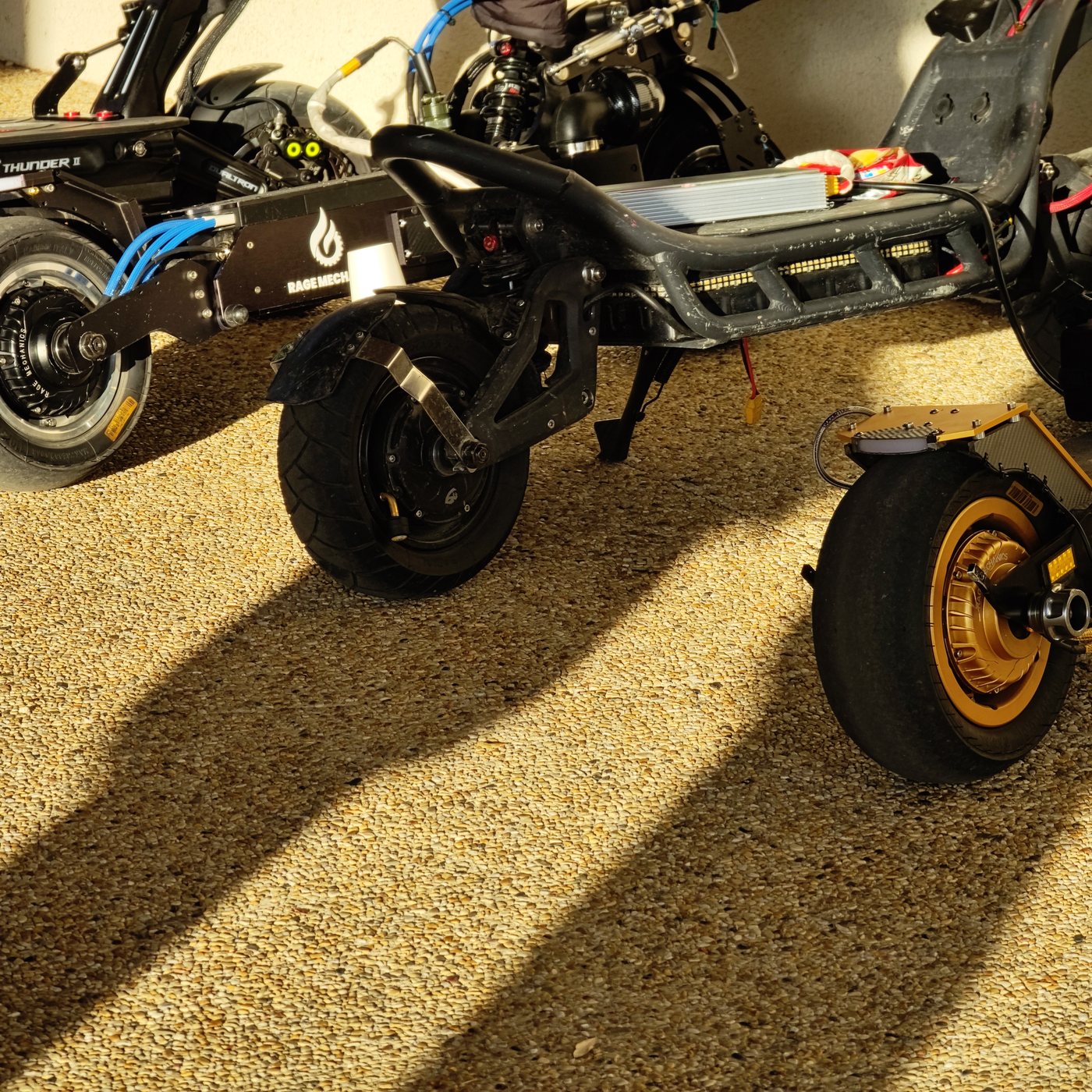 De Weped-modellen in de paddock, in de zon