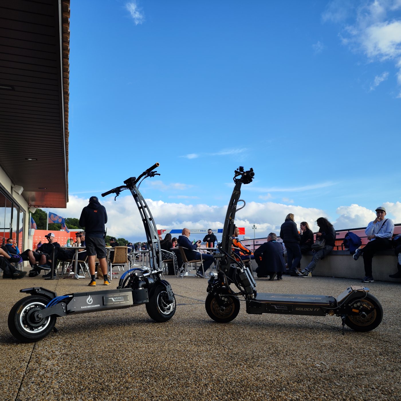 Twee door Rage Mechanics geprepareerde machines op het circuit