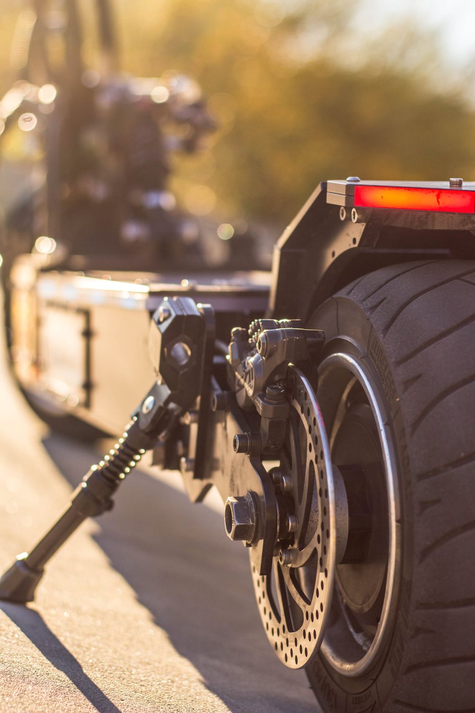Roue arrière, béquille et disque de la Weped SST